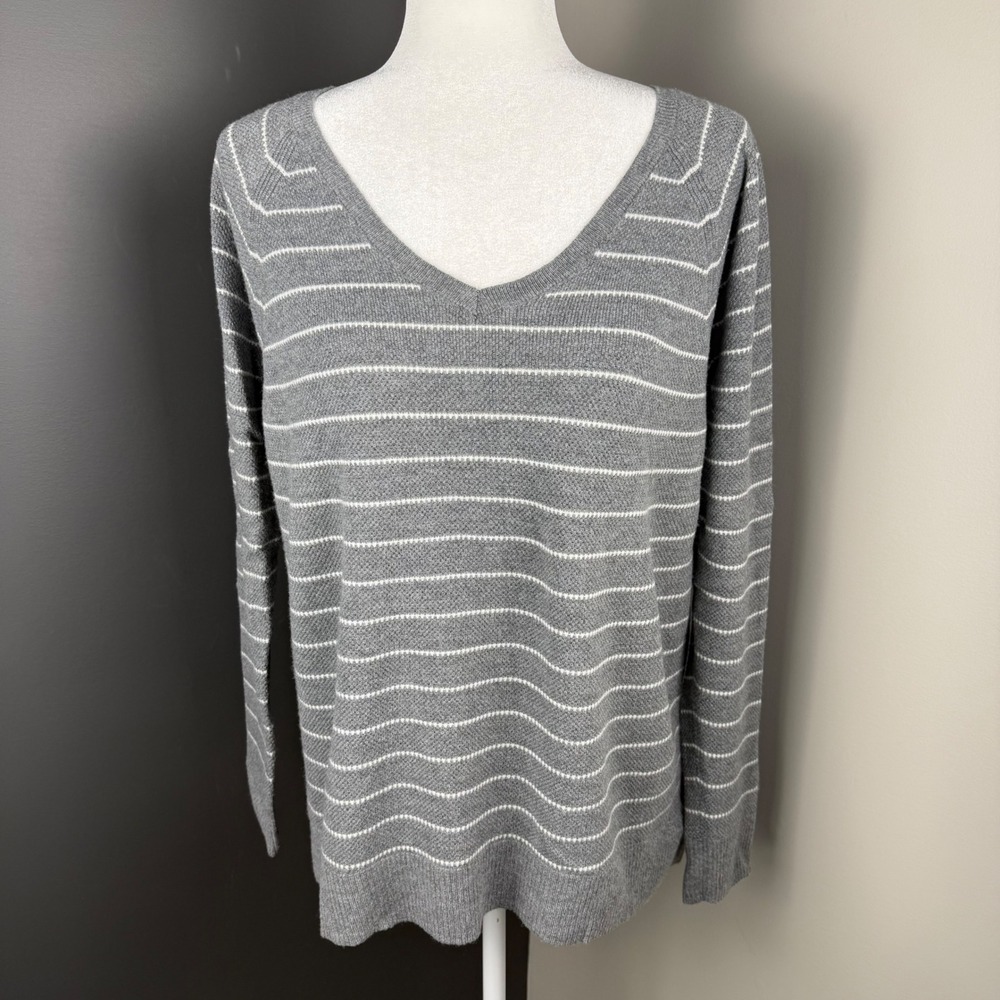 GAP Women's‎ Grey White Striped V Neck Long Sleeve Sweater Size L